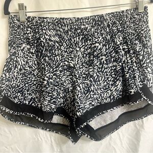 Athleta Black and White Women's racer run medium shorts 4”